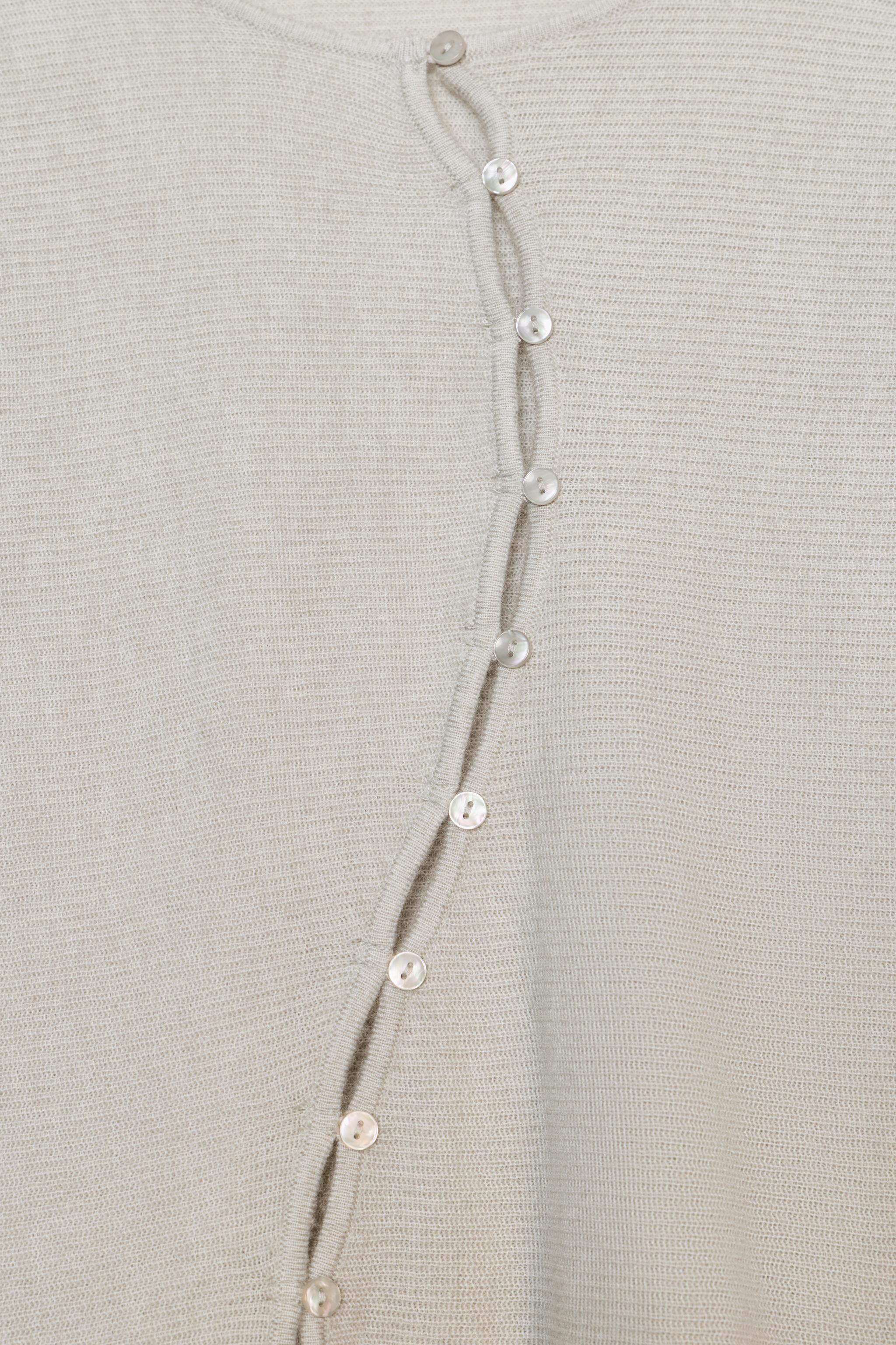 GILET BOUTONNÉ SUR LE CÔTÉ EN MAILLE